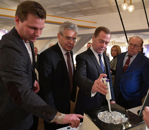 D.A. Medvedev fabricates perovskite film according to technology developed in the laboratory
